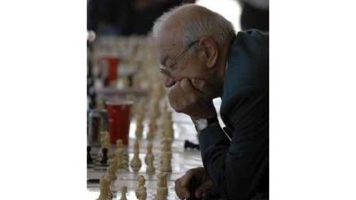 Korchnoi disputando unas simultáneas en un Magistral en León
