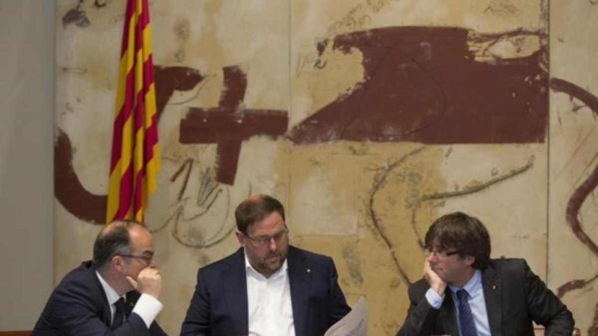 El portavoz del Govern, Jordi Turull, el vicepresident Oriol Junqueras y el president, Carles Puigdemont.