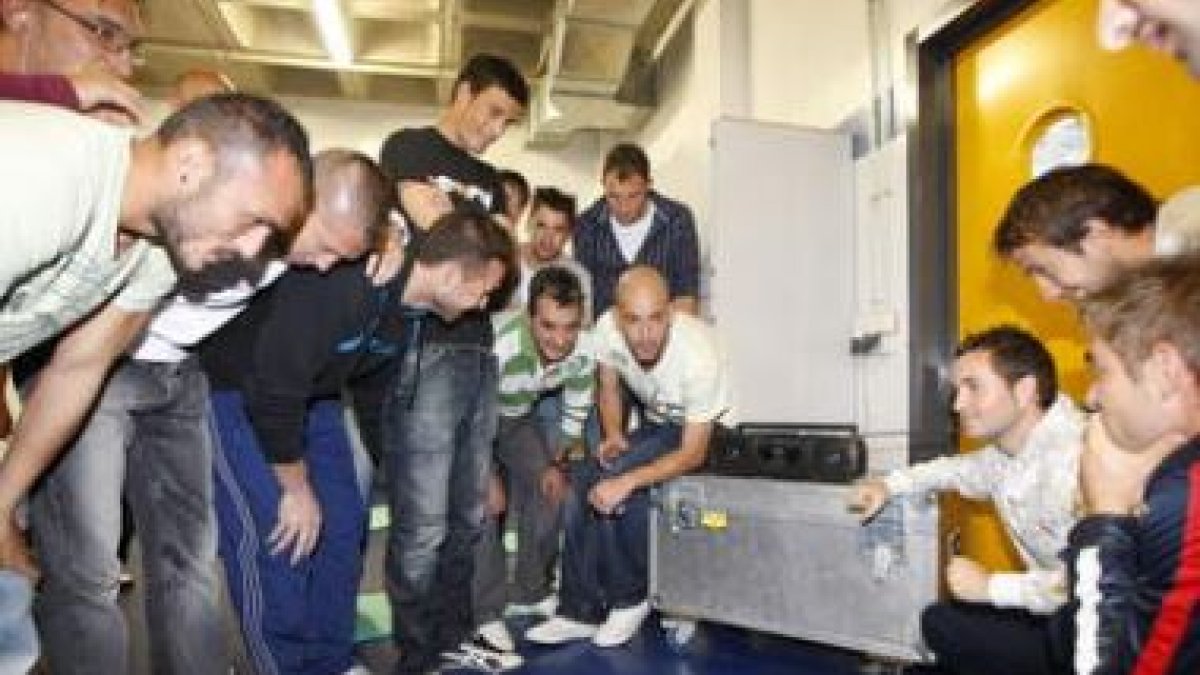 La plantilla de jugadores de la Cultural festejan la suerte que deparó el bombo en el sorteo de diec