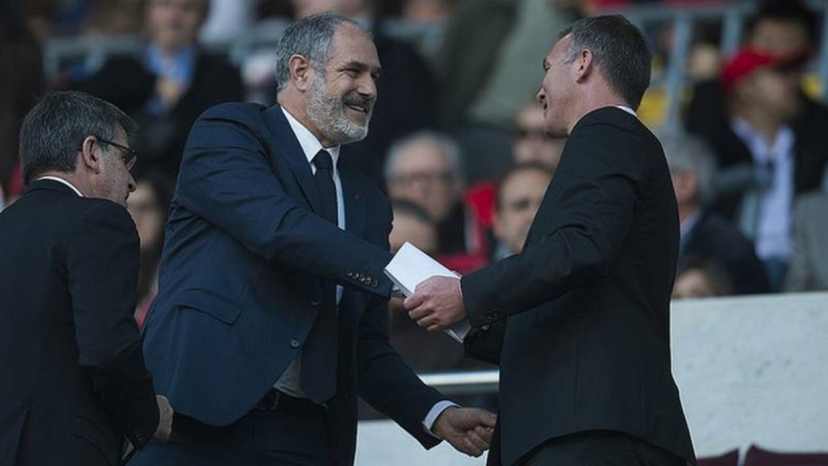 Andoni Zubizarreta saluda al exjugador Anderson en el palco durante el partido de Liga entre el Barça y el Betis.