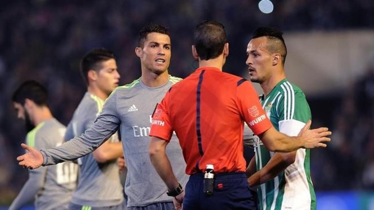 Cristiano Ronaldo protesta al árbitro Martínez Munuera durante el partido contra el Betis.