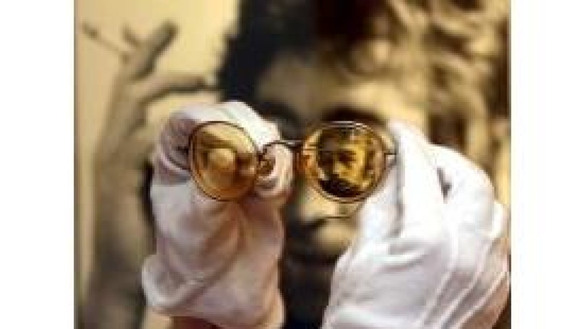 Las míticas gafas de John Lennon, con una imagen del líder del grupo al fondo