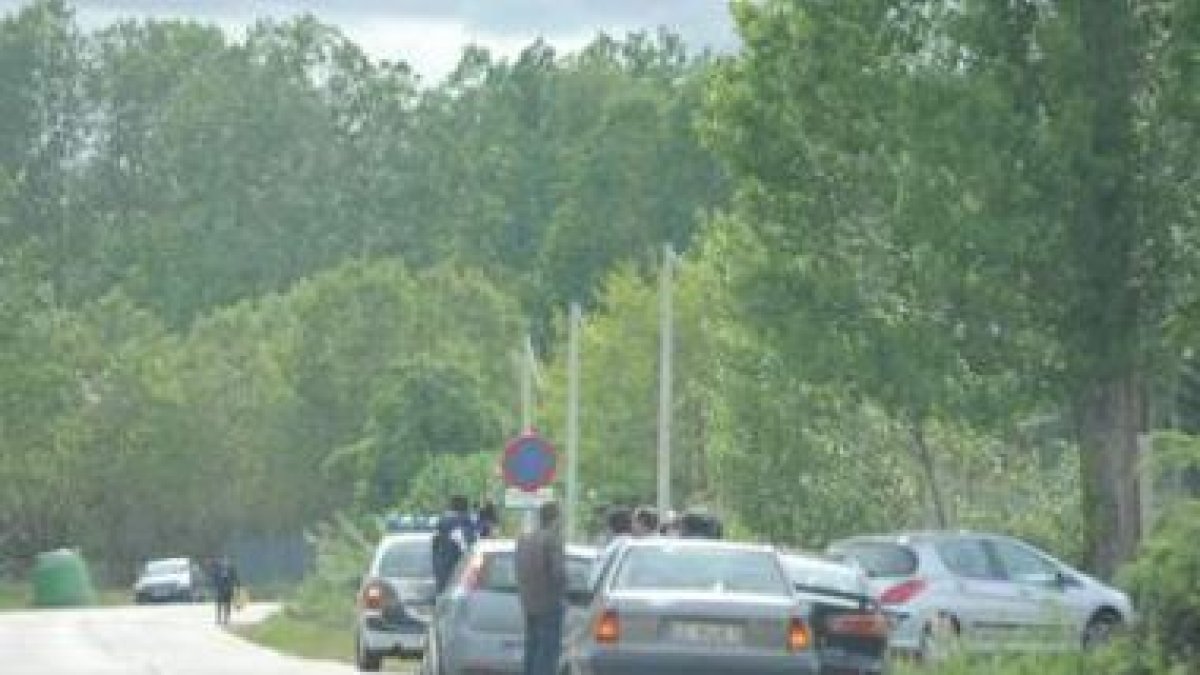 La policía pide la documentación a los periodistas a 300 metros de la zona de acceso a la base