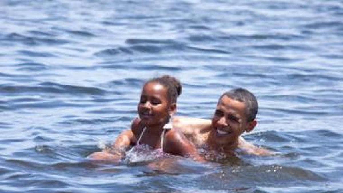 Obama y su hija se bañan en una playa de Florida.