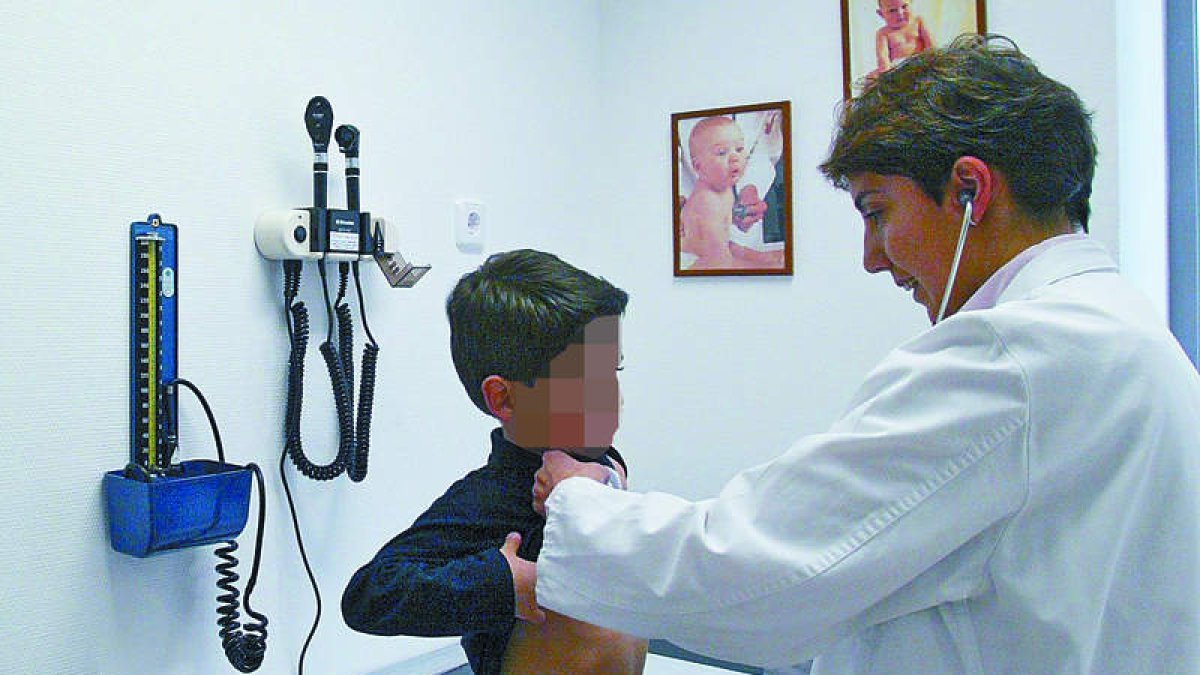 España es uno de los países en los que con mayor frecuencia se receta antibióticos a los niños. JESÚS F. SALVADORES