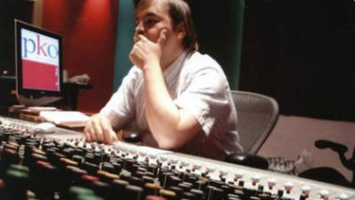 El músico y compositor leonés Pablo Vega en una mesa de sonido.