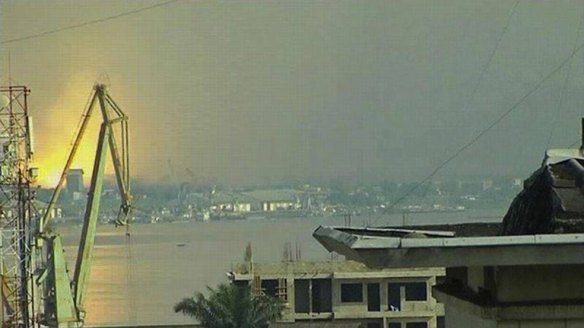 Resplandor en el cielo de Brazaville, capital de Congo, tras la explosión de un depósito de municiones.