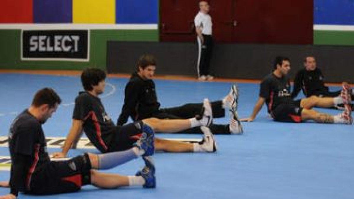 Tras el duro partido del viernes, el entrenamiento de ayer del Reale Ademar fue más de recuperación