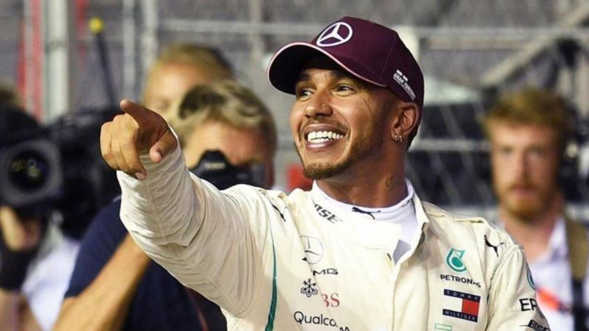 El británico Lewis Hamilton (Mercedes) celebra, en Singapur, su séptima pole de la temporada.