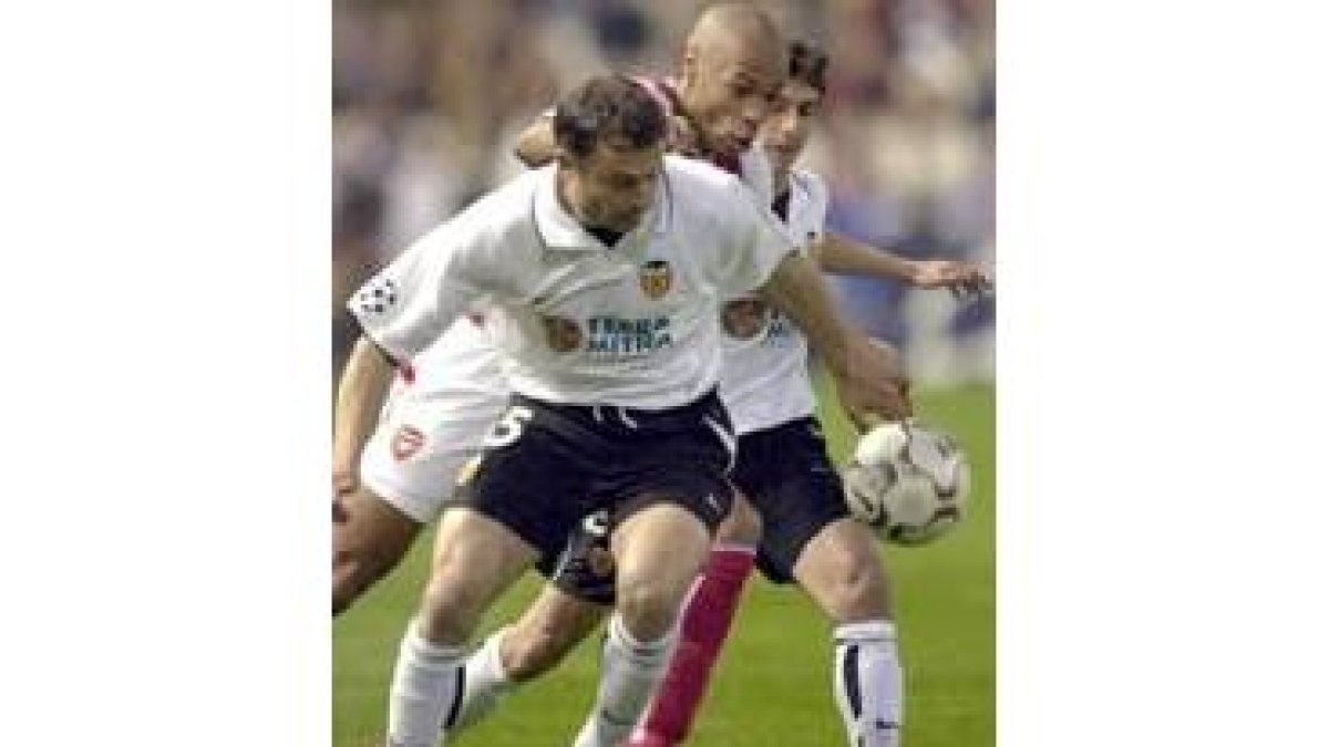 Thierry Henry (centro), trata de pasar con el balón entre Carboni y Aimar