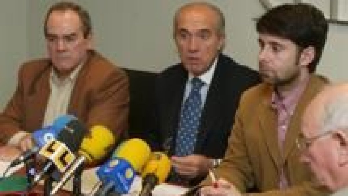 De izquierda a derecha, Isaac Maurín, Jose Elías Fernández Lobato y Ramón Ignacio Sánchez