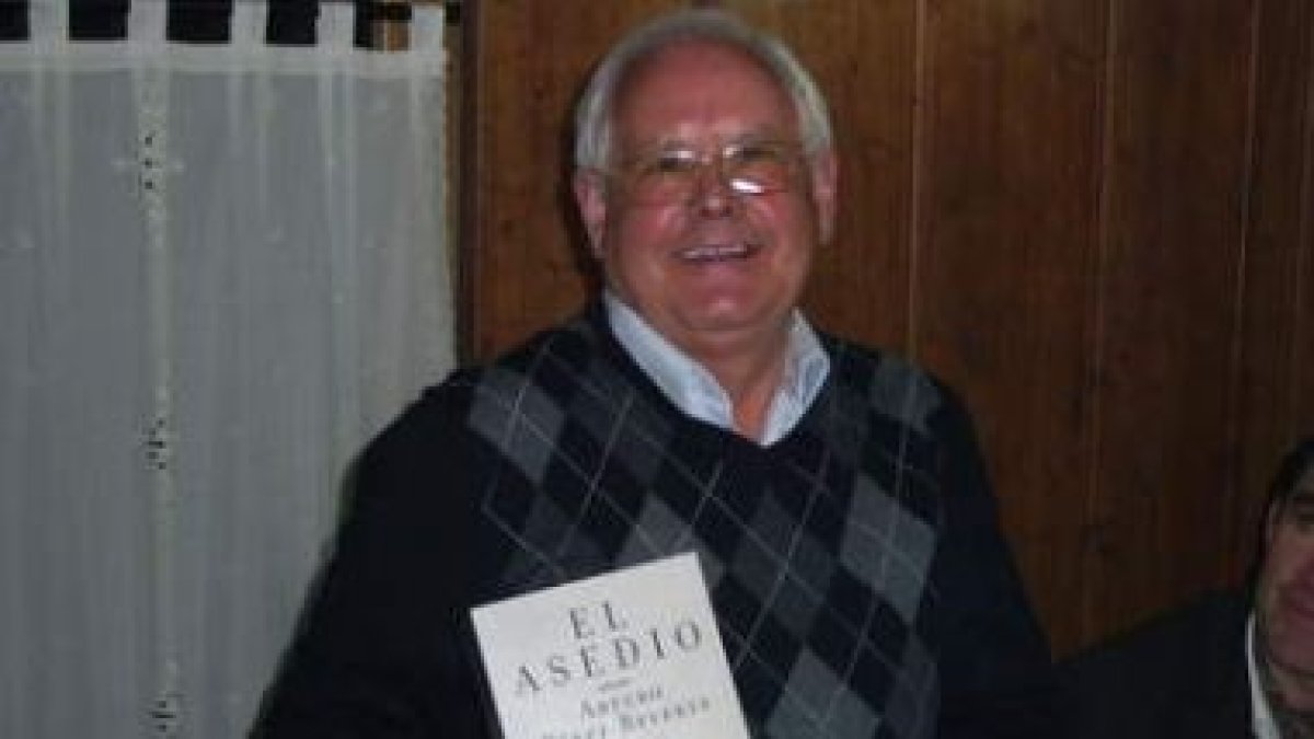 José María Rueda, con uno de los regalos que le entregaron sus compañeros.