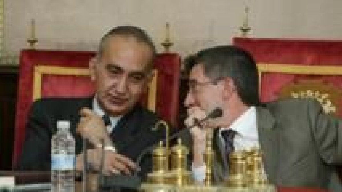 Rodríguez de Francisco y Francisco Fernández charlan animadamente en un momento del Pleno