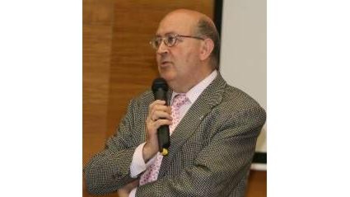 El profesor Velasco en la conferencia que impartió esta semana en León