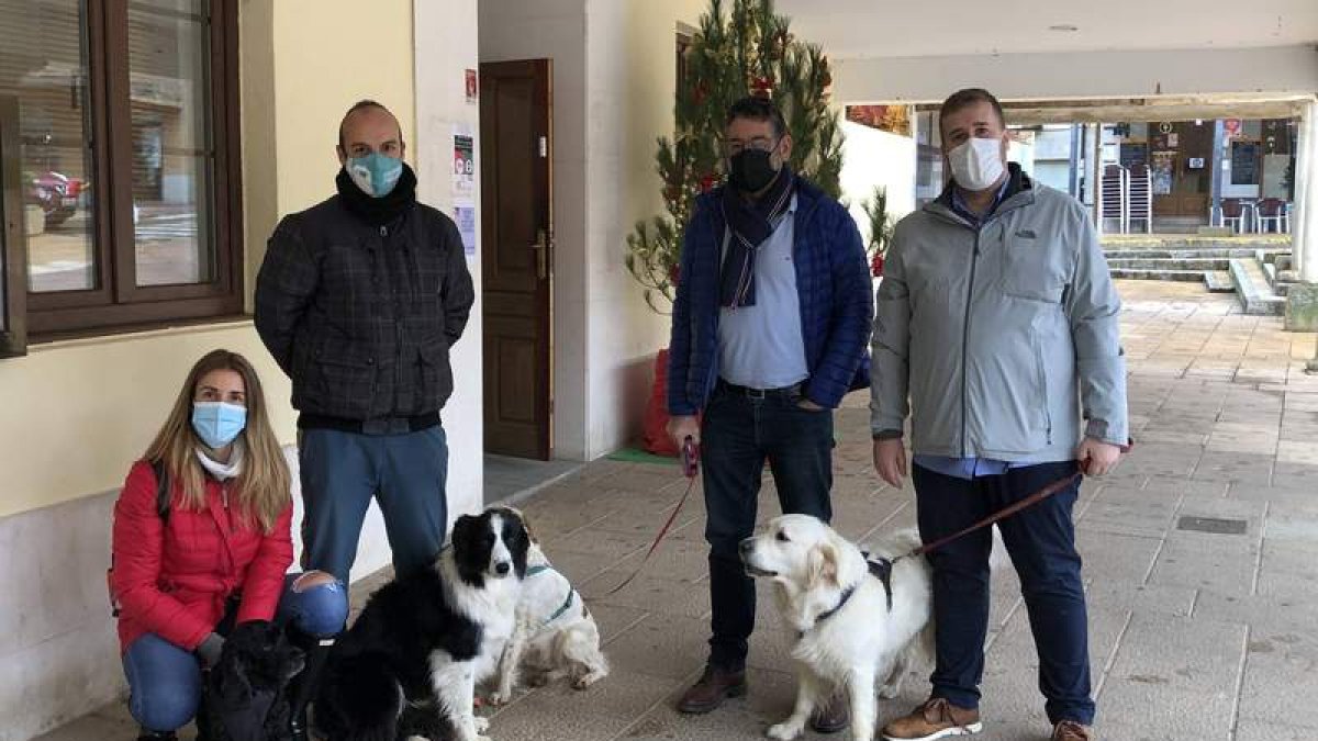 Los responsables de la iniciativa con sus mascotas. DL
