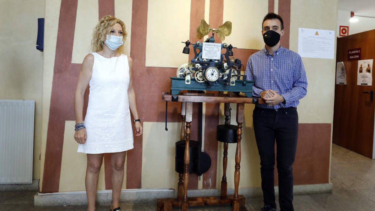Eva Merino, directora del Archivo Histórico Provincial de León, y Daniel Sanz, restaurador, junto al reloj de la torre. MARCIANO PÉREZ