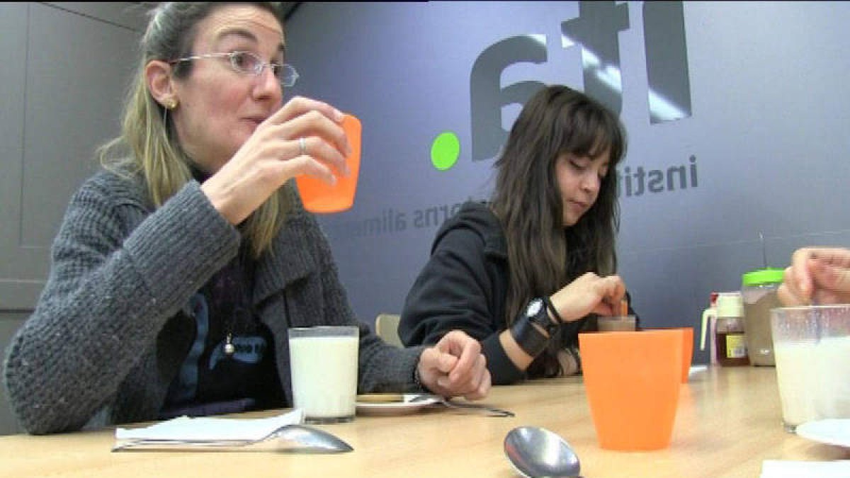 Natalia, mientras desayuna con sus compañeras del centro.