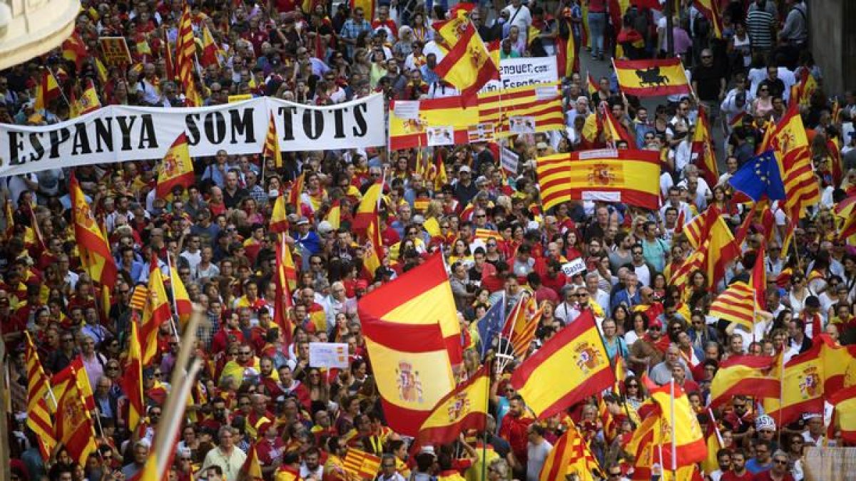 Vista de la manifestación convocada por Societat Civil Catalana hoy en Barcelona en defensa de la unidad de España bajo el lema