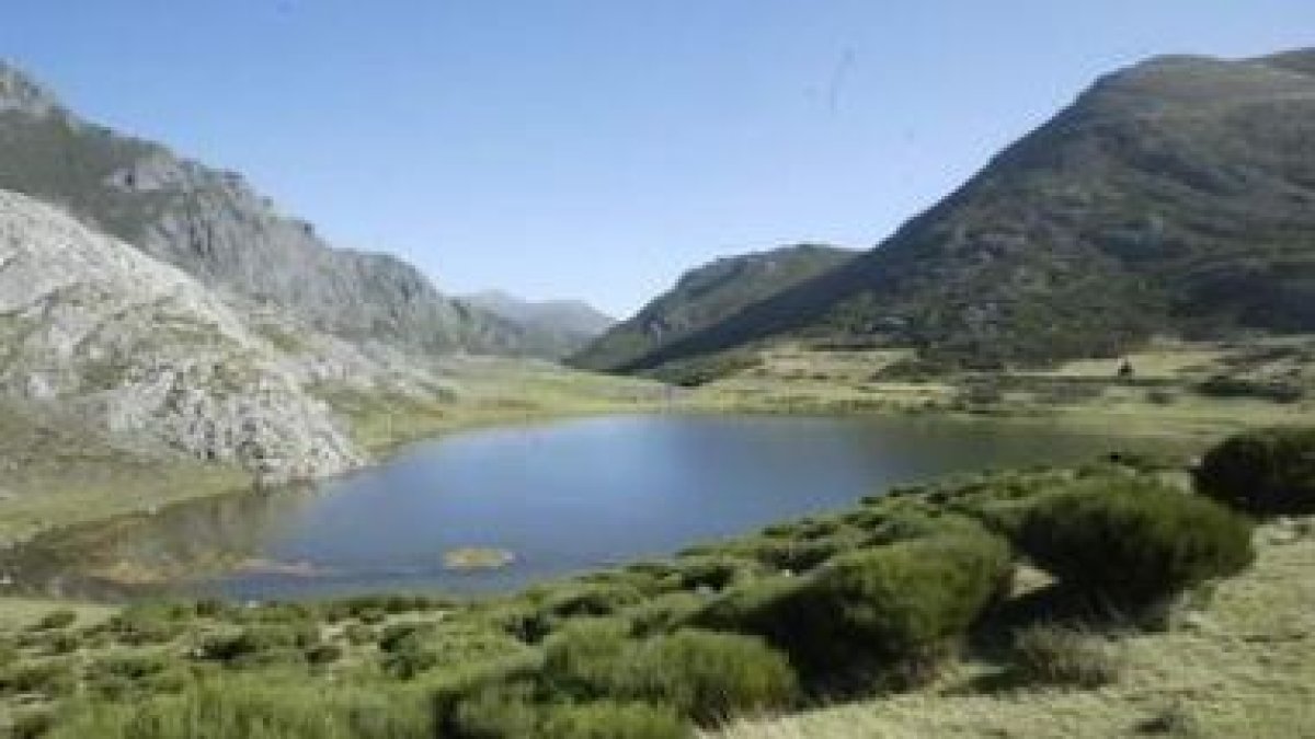 El lago Isoba, espectacular entre las montañas.