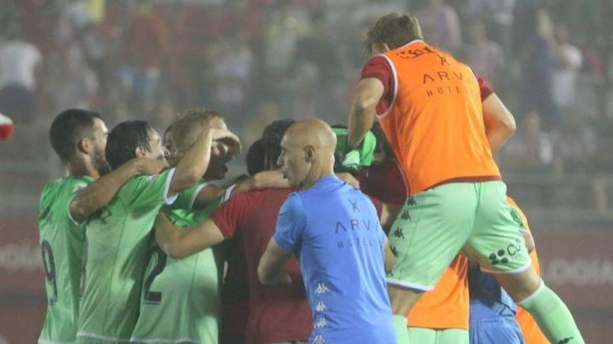 Los jugadores de la Cultural abrazan a su héroe, Salvi, protagonista de una victoria increíble. ERASMO FENOY
