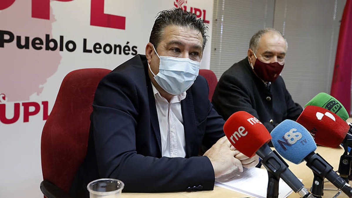 Santos y Sendino anuncian su candidatura a la UPL. MARCIANO PÉREZ