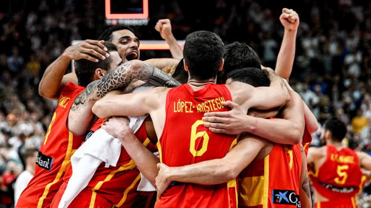Los jugadores de la selección española celebran su triunfo frente a Alemania y el pase a la final. SINGER