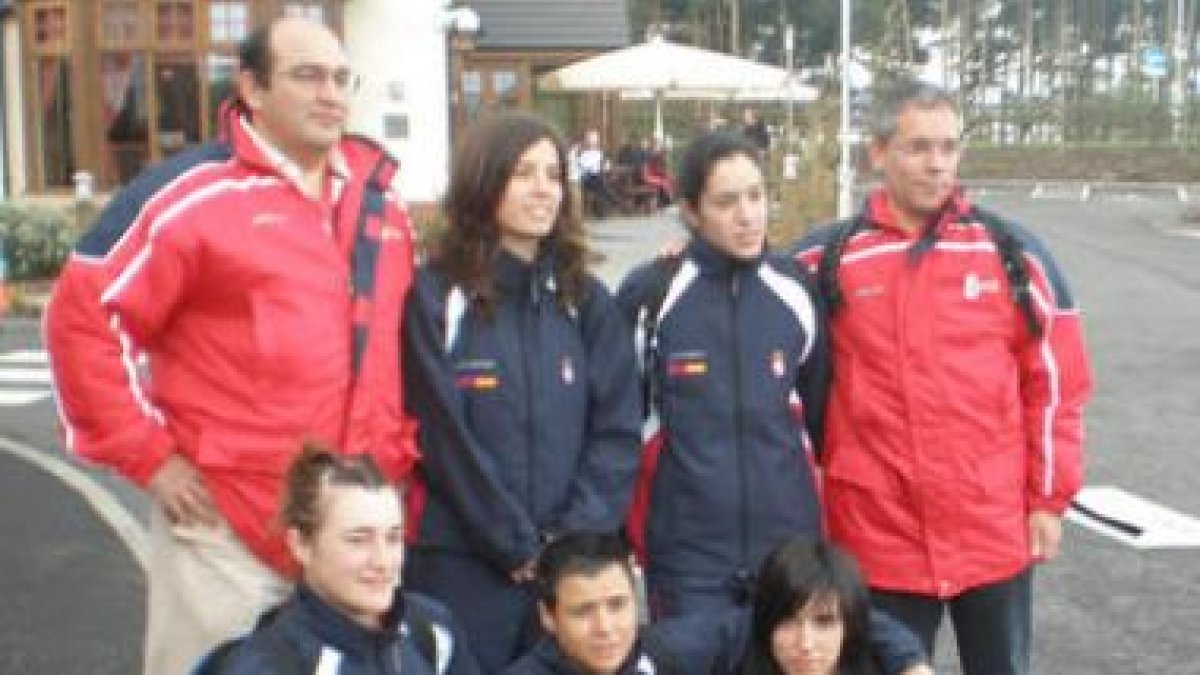 La presidenta Isabel Carrasco y el diputado de Deportes López Benito, en la foto de familia con los