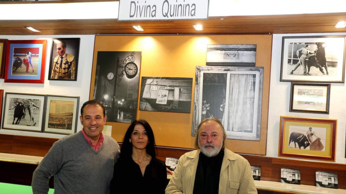 La artista, ayer, en Camarote Madrid, entre Pablo Estilo y Juan Carlos Uriarte
