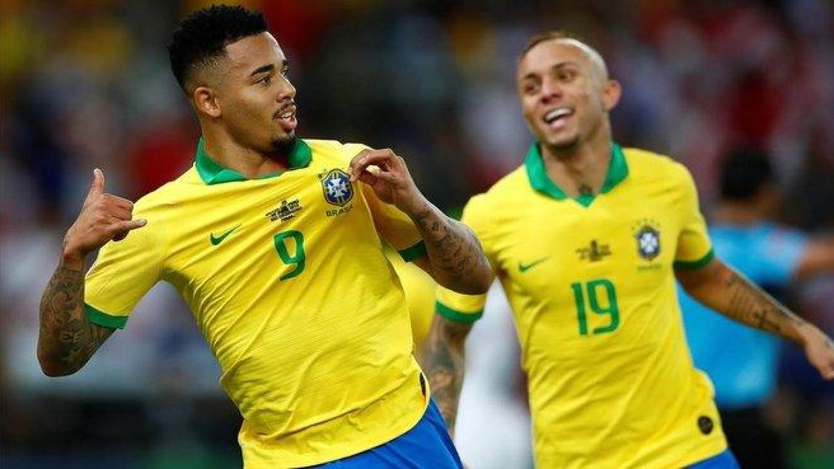 Gabriel Jesus, perseguido por Everton, celebra el segundo gol, obra suya.