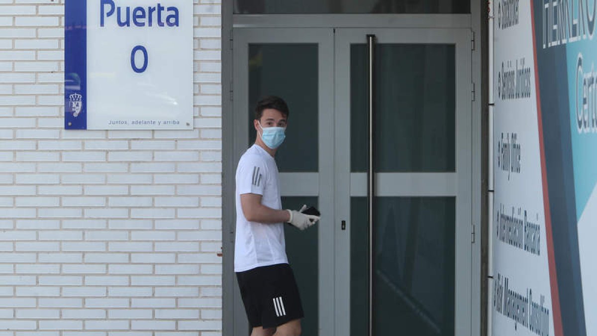 Pablo Larrea entra en las instalaciones de El Toralín. L. DE LA MATA