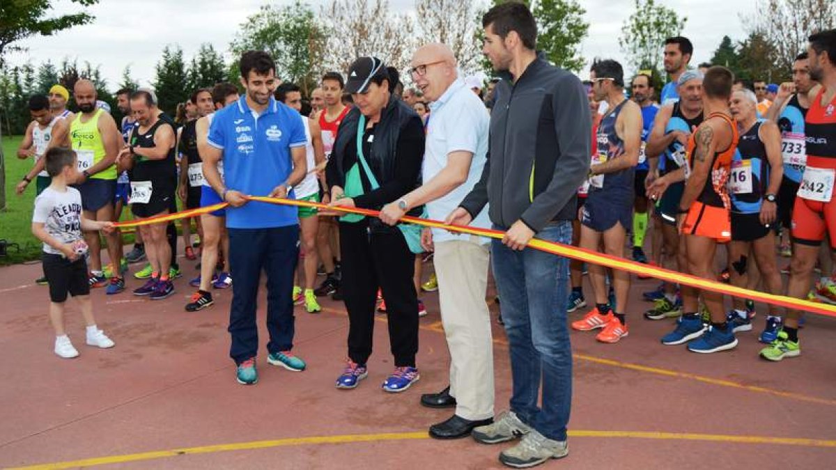 Alberto González (i) vencedor de la prueba, Margarita Ramos cortando la cinta (c) y Mónica Aller (i). PEÑACORADA/CUNDI VEGA
