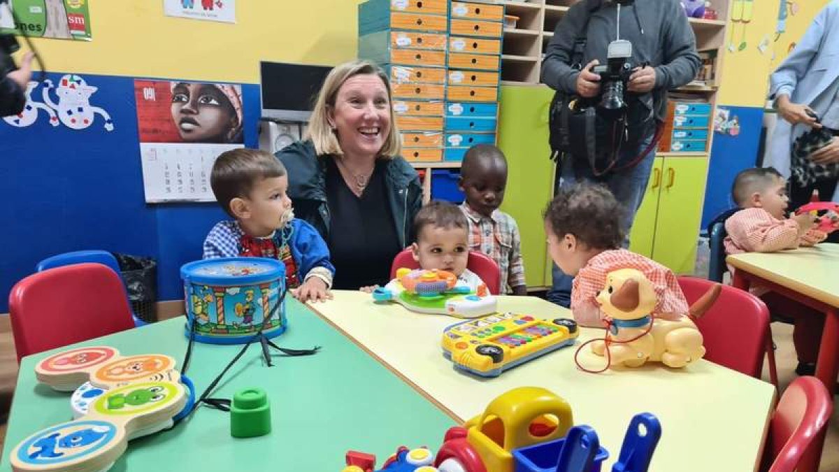 La consejera de Familia, Isabel Blanco, en un aula del Hogar de la Esperanza. DL