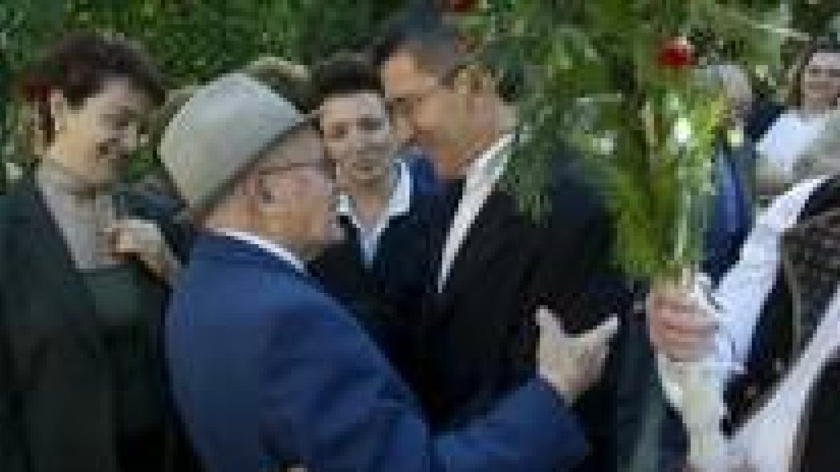 El alcalde de León, Francisco Fernández, abraza efusivamente al anciano