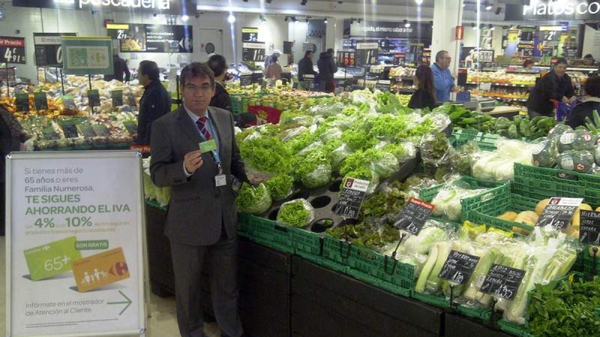 Diego Ponce es el director de Carrefour en León. En la imagen, muestra la promoción en el hipermercado leonés.