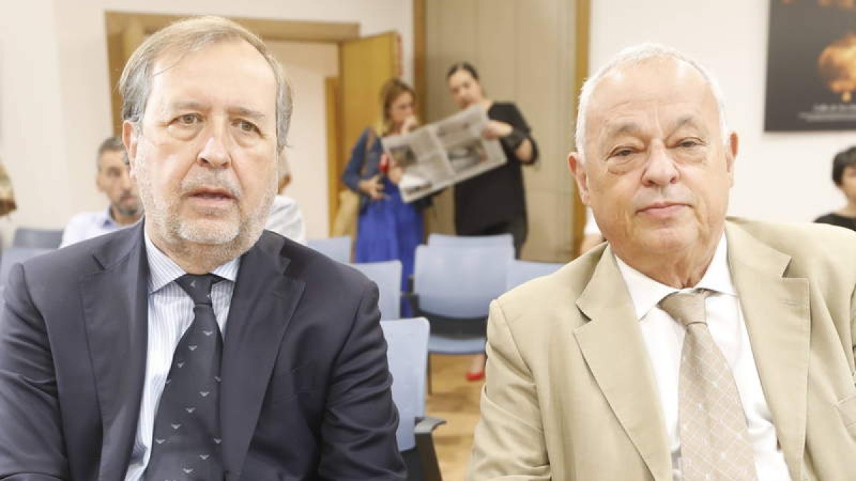 Ángel González Pieras y Gonzalo Santonja.