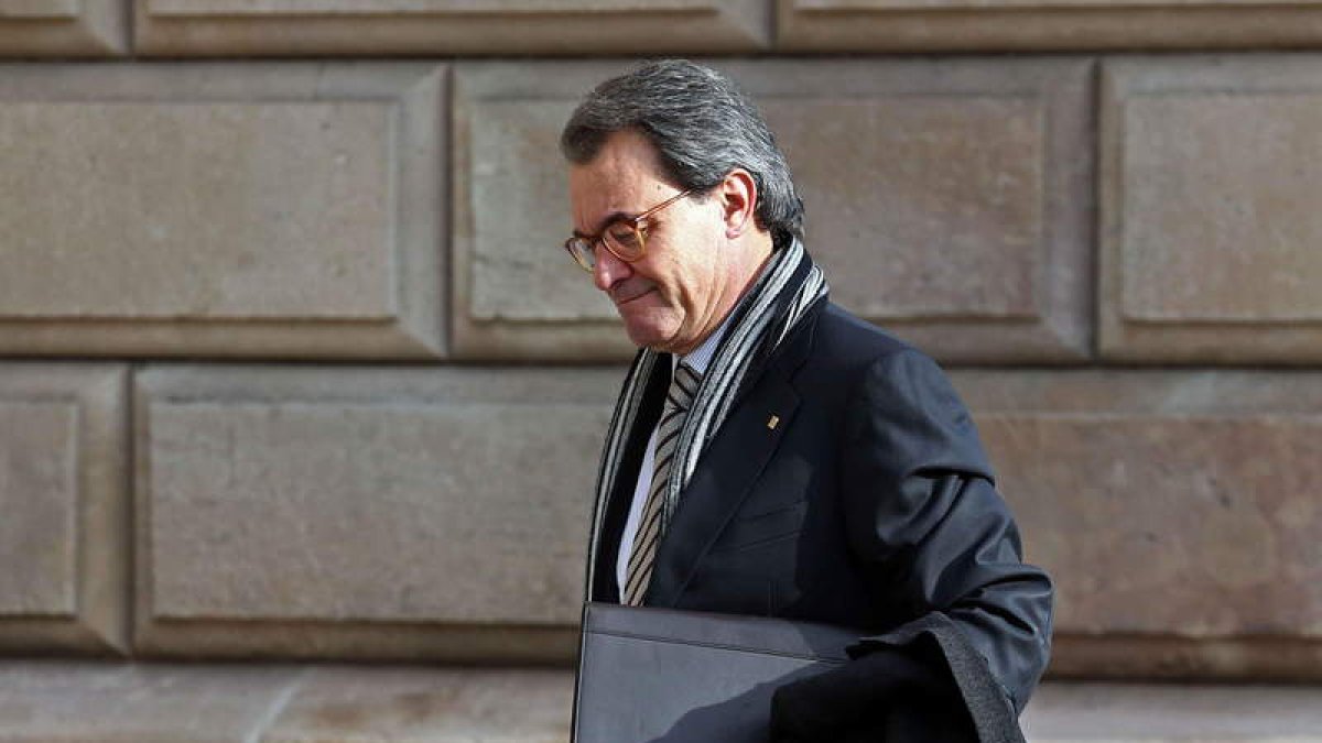 El expresidente Artur Mas regresa tras el receso para la comida a la sede del TSJC. TONI ALBIR