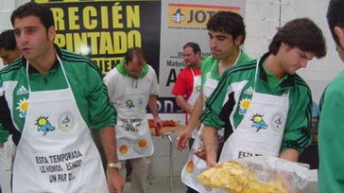 Jugadores como Aláez, Quijada, Boni y David ejercieron de camareros