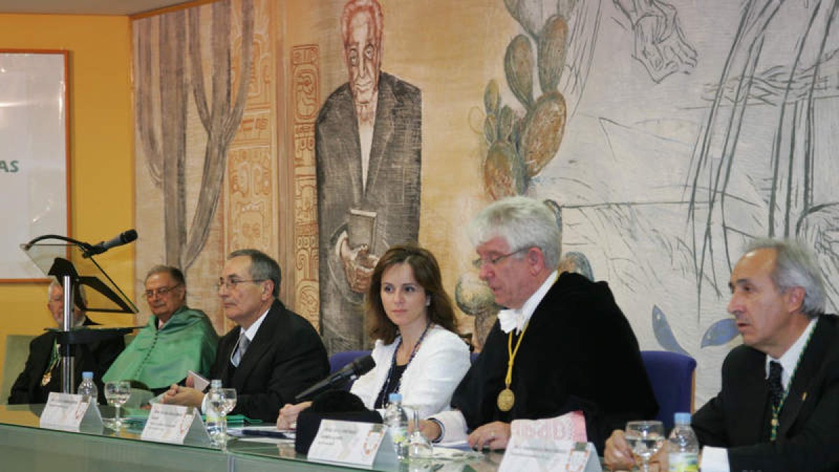 Mesa presidencial de la constitución de la Academia, con la consejera y el rector.