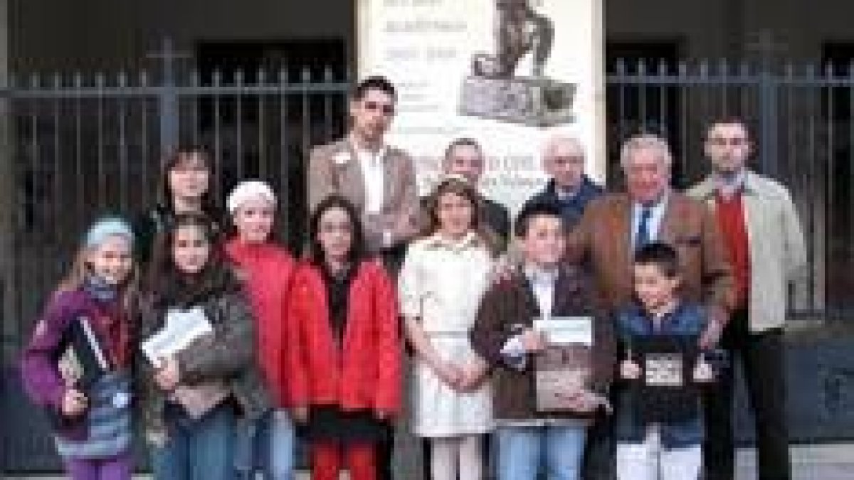 Un grupo de niños de los que asisten a las clases del instituto junto con profesores y David Álvarez