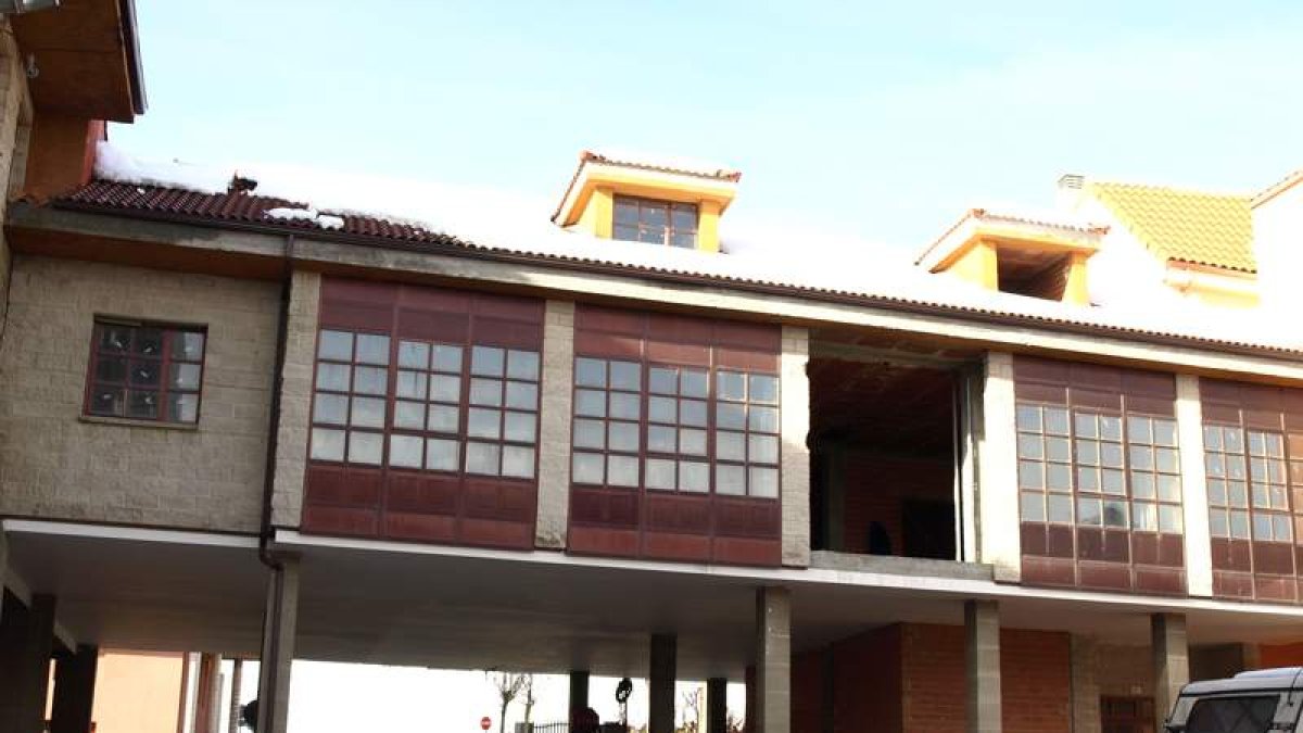 Desde la calle se aprecia que las obras en el nuevo edificio de la mancomunidad están paradas.