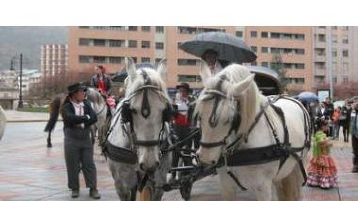 El más puro sabor andaluz se vivió ayer en las calles y en los bares de la capital berciana que cel