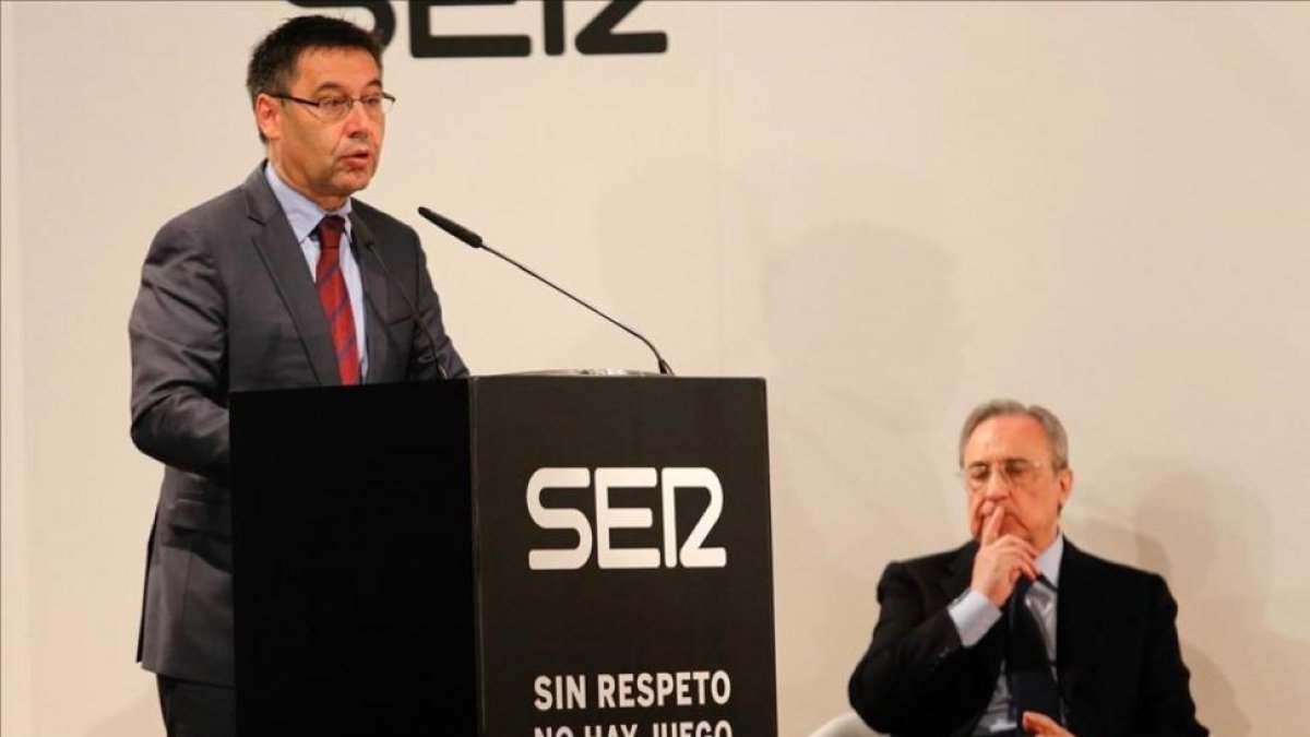 Josep María Bartomeu interviene en el acto contra el racismo, en presencia de Florentino Pérez .