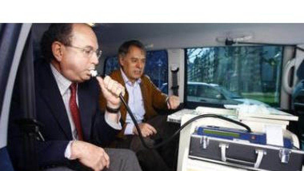 Ledesma y Álvarez prueban el nuevo dispositivo.
