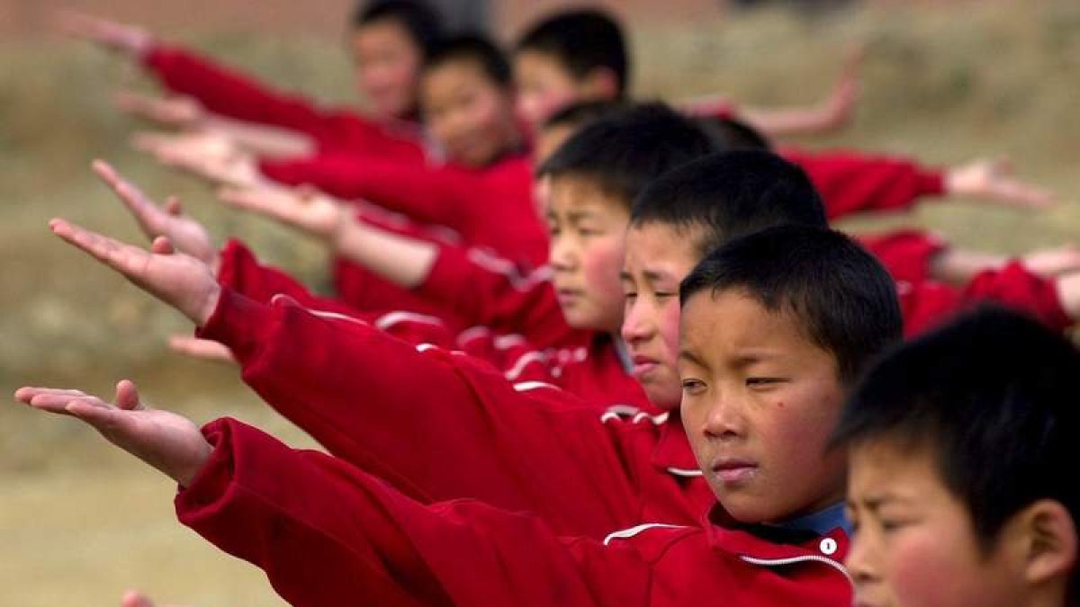 Niños chinos hacen ejercicio en la escuela Wushu de la ciudad de Dengfeng, en el centro de China. WU HONG