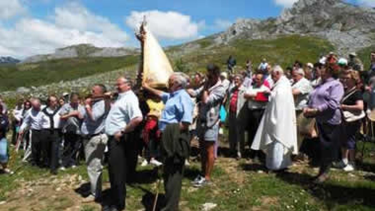 Cientos de personas acompañaron a la Virgen durante la bendición de los campos.