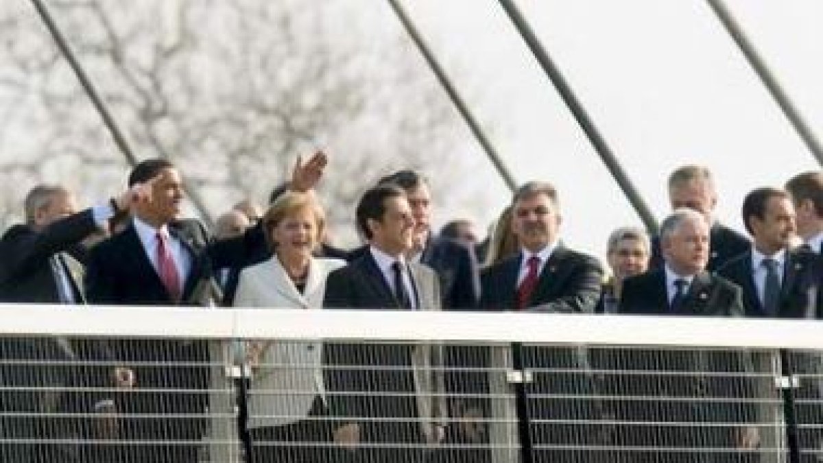 Los líderes de la Otan cruzan el puente de Las dos orillas, que une Alemania y Francia
