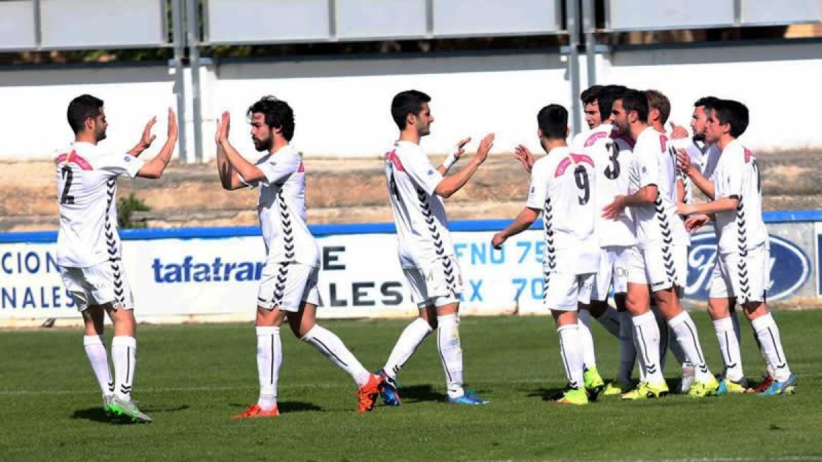 Los jugadores de la Cultural celebran unos de los cinco goles conseguidos ante el Peña Sport.