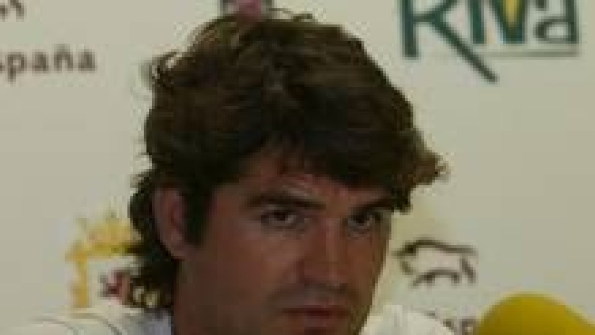 El centrocampista Fresnedoso fue presentado ayer en la sede del club