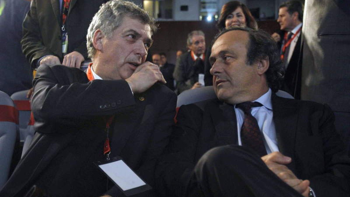 Villar charla con Platini durante la asamblea de la Federación.