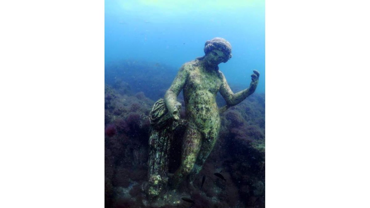 Escultura de la villa romana de Bayas sumergida en aguas de Nápoles. FERRÁN ROURA